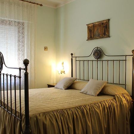 Tres Chic Bed & Breakfast Чивитанова Марке Екстериор снимка