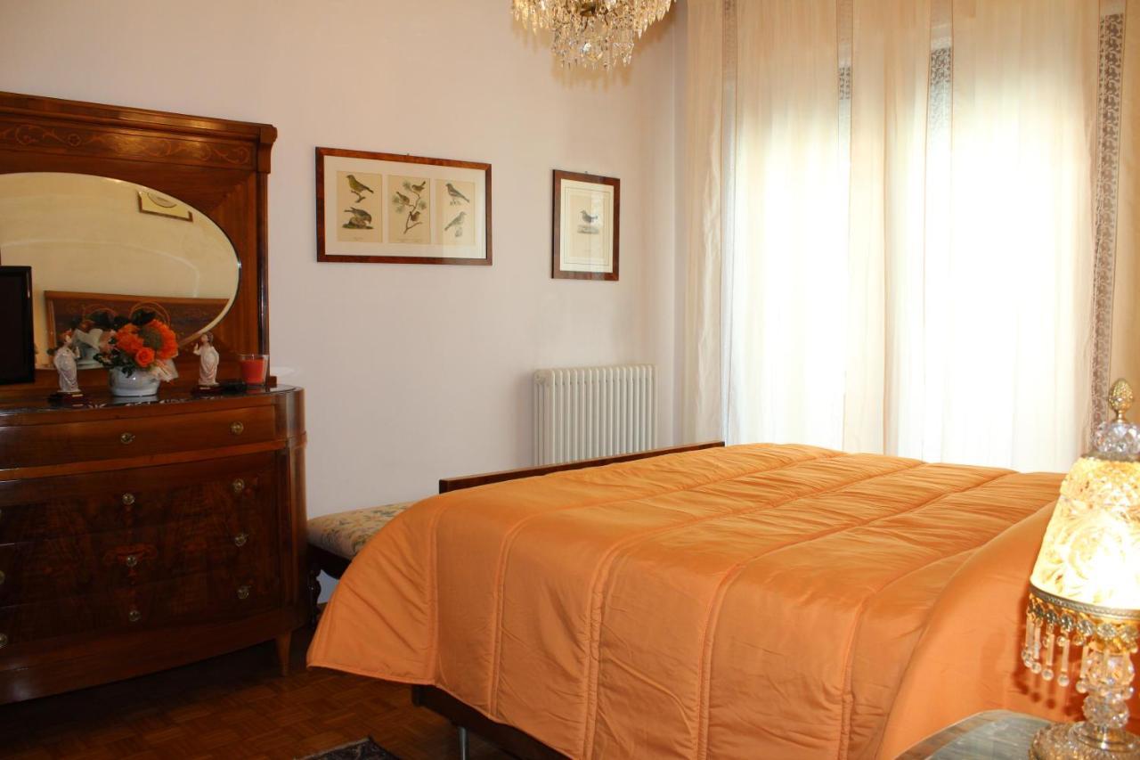 Tres Chic Bed & Breakfast Чивитанова Марке Екстериор снимка